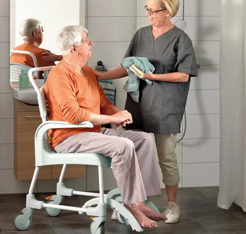 Señor en silla WC clean