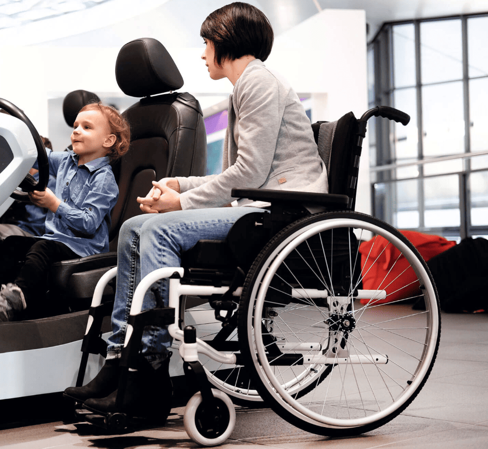 Mujer sentada en silla Style X