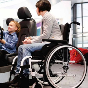 Mujer sentada en silla de ruedas Breezy Style X
