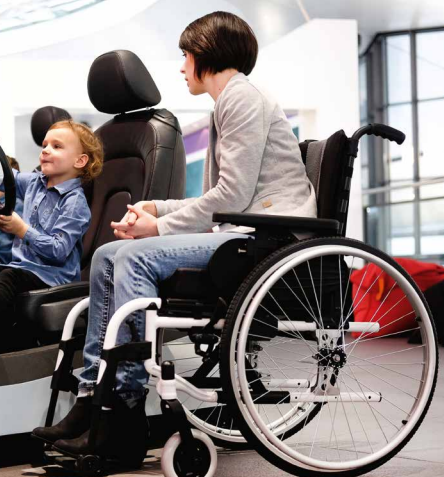 Mujer sentada en silla de ruedas Breezy Style X